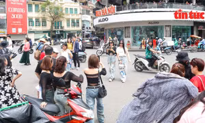 Người dân tiếp tục đội nắng, 'check-in' giữa đường với tòa nhà Hàm cá mập, gây mất an toàn giao thông