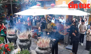 Người dân đến chùa gửi gắm ước nguyện bình an ngày Rằm tháng Giêng