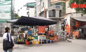 Ngang nhiên lấn chiếm, buôn bán ở nơi 'nguy hiểm chết người'