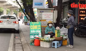 Công an quận Hoàn Kiếm xử lý nhiều trường hợp lấn chiếm kinh doanh cạnh bốt điện
