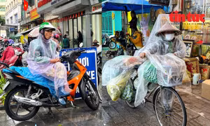 Người lao động Hà Nội nhọc nhằn mưu sinh trong mưa rét