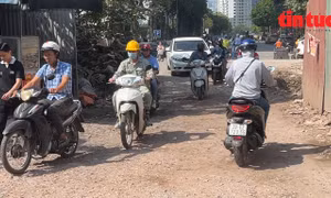 Người dân chật vật di chuyển qua con đường 'đau khổ' ở quận Cầu Giấy, Hà Nội