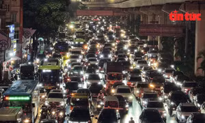 Gần đêm, nhiều người Hà Nội vẫn chưa biết khi nào sẽ về được nhà
