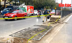 Hạ rào dải phân cách giữa đường Giải Phóng để sửa chữa, thay thế