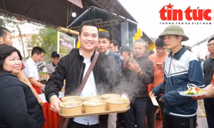 Du khách hào hứng xếp hàng chờ thưởng thức phở tại 'quê hương' của phở