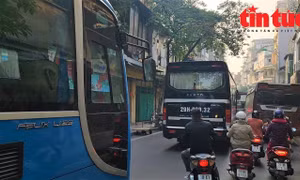 Cấm xe 16 chỗ vào phố cổ, cần có giải pháp thay thế phù hợp