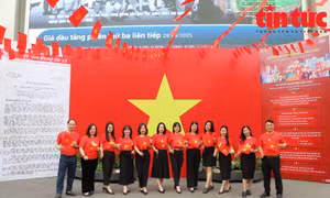 Hào hứng check-in với Bản tin chiến thắng 30/4 và cờ Tổ quốc tại Thông tấn xã Việt Nam