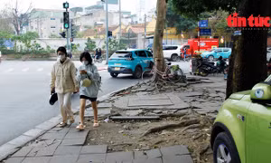 Vỉa hè nhiều tuyến đường ở Hà Nội xuống cấp, nhếch nhác