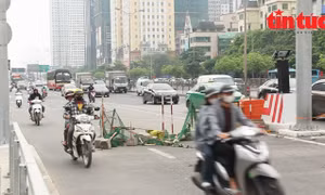 Các phương tiện 'xé rào' đi lên cầu vượt thép Mai Dịch chưa được thông xe