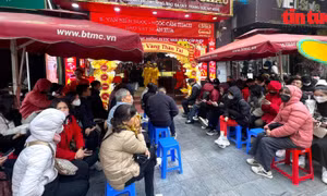 Xếp hàng xuyên trưa mua vàng ngày Vía Thần Tài