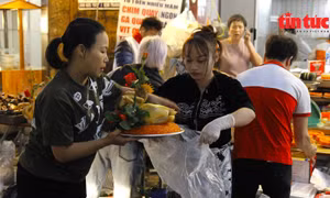 Người dân dậy từ sáng sớm mua gà cánh tiên ngậm hoa hồng cúng ông Công, ông Táo