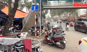 Nhếch nhác cầu vượt đi bộ ở Hà Nội