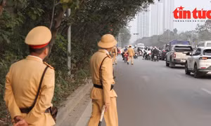 Tăng cường xử lý xe máy đi ngược chiều, đi vào đường cao tốc trên Đại lộ Thăng Long