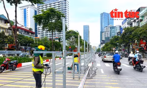 Hà Nội rào chắn đường Văn Cao làm nhà ga metro.