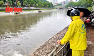 Hà Nội ngập nặng nhiều nơi, nhưng gần sông, hồ lại 'thoát'