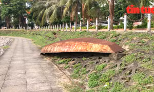 Hồ điều hòa rộng 2,7 ha ở Hà Nội cạn trơ đáy, người dân vô tư xuống hái rau