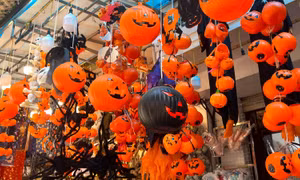 Phố Hàng Mã ngập tràn màu sắc 'ma mị' đón Halloween 