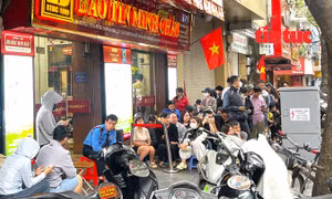 Chuyên gia cảnh báo tâm lý FOMO xếp hàng 'bắt đáy' khi giá vàng giảm sâu 