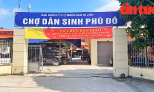 Chợ dân sinh 18 tỷ đồng ở Hà Nội 'bừng tỉnh' sau 7 năm bỏ hoang