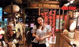 'Toa tàu di sản' xuống phố thu hút giới trẻ Hà Nội