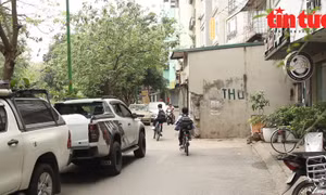 Hai ngôi nhà nằm giữa đường, chiếm hết vỉa hè ở Hà Nội