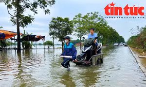 Dịch vụ kéo xe qua khu vực ngập lụt trên Đại lộ Thăng Long 'đắt khách'