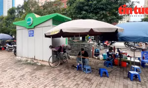 Nhà vệ sinh công cộng ở Hà Nội thành địa điểm bán trà đá