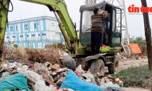 Huy động máy múc thu dọn hàng tấn rác thải đổ trộm trên đường Phạm Tu