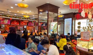 Giá vàng SJC và vàng nhẫn 'đua nhau' lập đỉnh mới