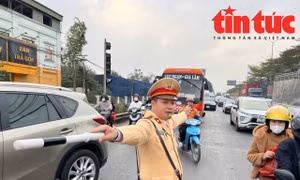 Cảnh sát giao thông đảm bảo an toàn cho người dân về quê ăn Tết