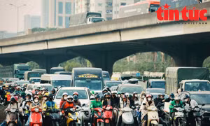 Người dân đổ dồn về các cửa ngõ, bến xe ở Hà Nội để về quê ăn Tết