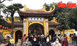 Chùa Trấn Quốc đông đúc trong ngày mùng 6 Tết