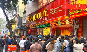 Giá vàng ‘nhảy múa’, nhiều người ngủ gục khi xếp hàng chờ mua