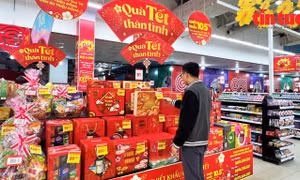 Siêu thị Hà Nội ngập tràn hàng hóa, giỏ quà Tết chỉ từ 99.000 đồng