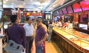 Giá vàng nhẫn tăng dựng đứng, người mua vàng từ đầu năm lãi lớn