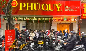 Giá vàng ngày 5/1 tăng mạnh, khách vẫn xếp hàng dù cửa hàng 'tạm hết'