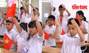 Bố mẹ xúc động ngắm con mình thể hiện tình yêu nước bằng ánh mắt, động tác tay
