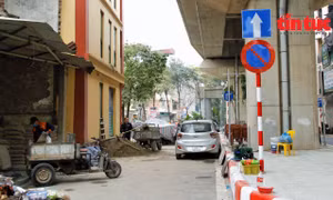 Đường mới mở để giảm ùn tắc ở Hà Nội bị lấn chiếm 'triệt để'