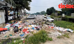 Đường qua ba phường của quận Nam Từ Liêm (Hà Nội) thi công dở dang, ngập rác thải