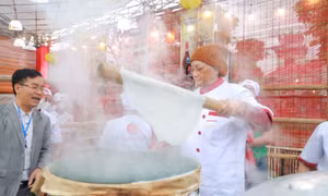 Rộn ràng ngày hội vinh danh nghề phở tại làng Vân Cù, Nam Định