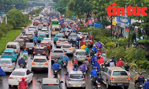 Hà Nội mưa từ đêm đến sáng, nhiều tuyến đường ùn tắc cục bộ