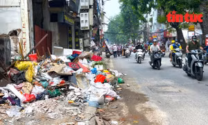 Vành đai 1 Hà Nội đoạn Hoàng Cầu - Voi Phục thi công 'xôi đỗ', ngập rác thải