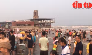'Biển người' đổ xô đến bãi biển gần nhà thờ đổ Nam Định giải nhiệt trong kỳ nghỉ lễ