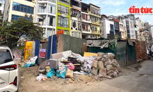 Tuyến đường trung tâm quận Ba Đình thi công dở dang, nhếch nhác