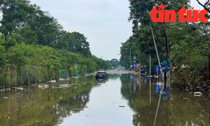 Hiện trạng ngập sâu của đường gom, hầm chui Đại lộ Thăng Long sáng 12/9