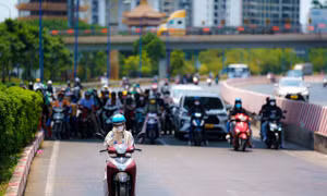 Dừng xe giữa đường để tránh nắng khi chờ đèn đỏ có thể bị xử phạt