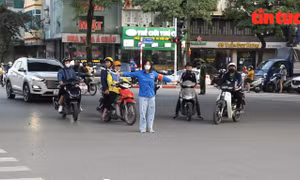Đoàn viên thanh niên hỗ trợ công an phân làn, giảm thiểu ùn tắc giao thông