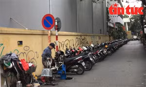 Tràn lan vi phạm trật tự đô thị trước cổng Học viện Cán bộ quản lý xây dựng và đô thị