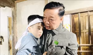 Vụ chìm tàu ở hồ Thác Bà: Phó Thủ tướng Trần Hồng Hà thăm hỏi, động viên gia đình nạn nhân
