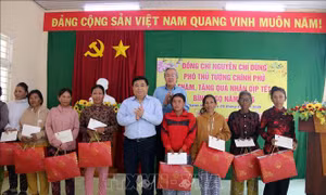 Phó Thủ tướng Chính phủ Nguyễn Chí Dũng thăm, tặng quà Tết tại Khánh Hòa